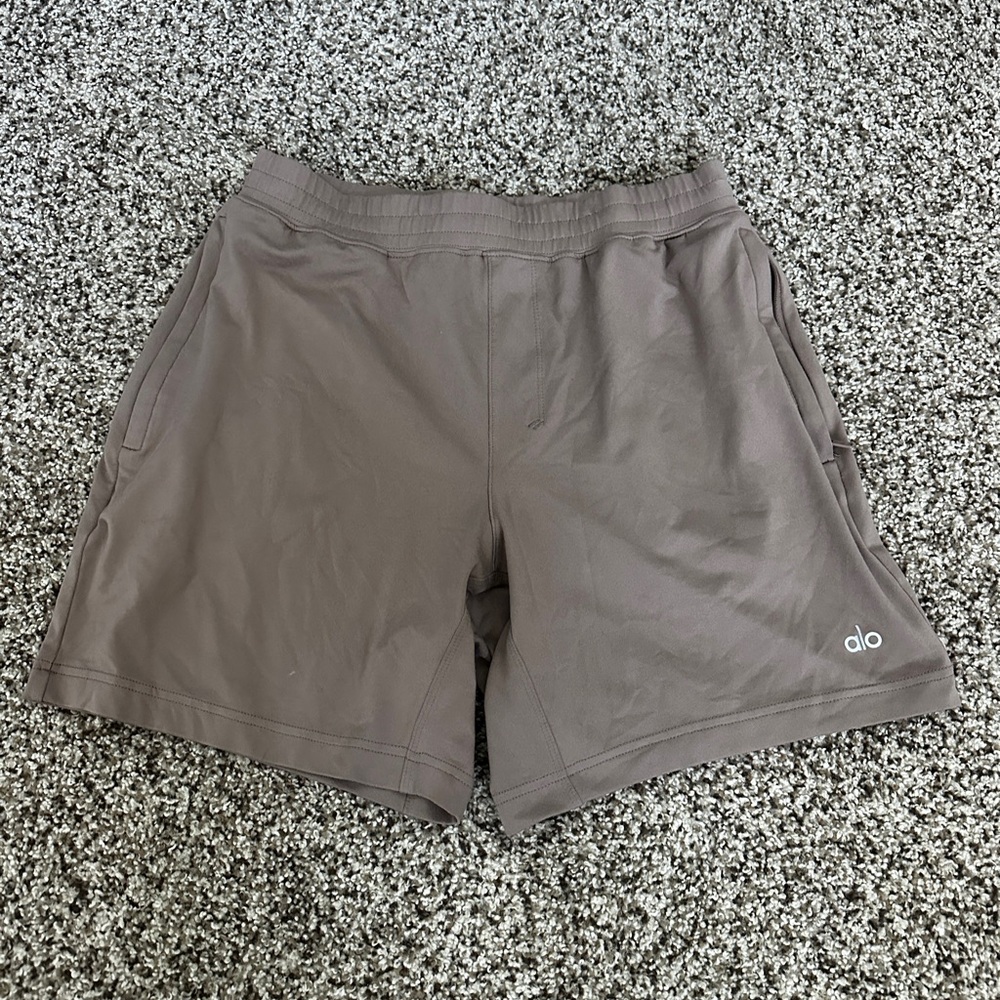 Alo Conquer Performance Shorts in Mushroom